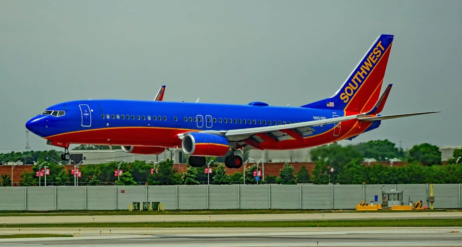Southwest Airlines Boeing 737-800 N8618N touching down at Chicago Midway International Airport