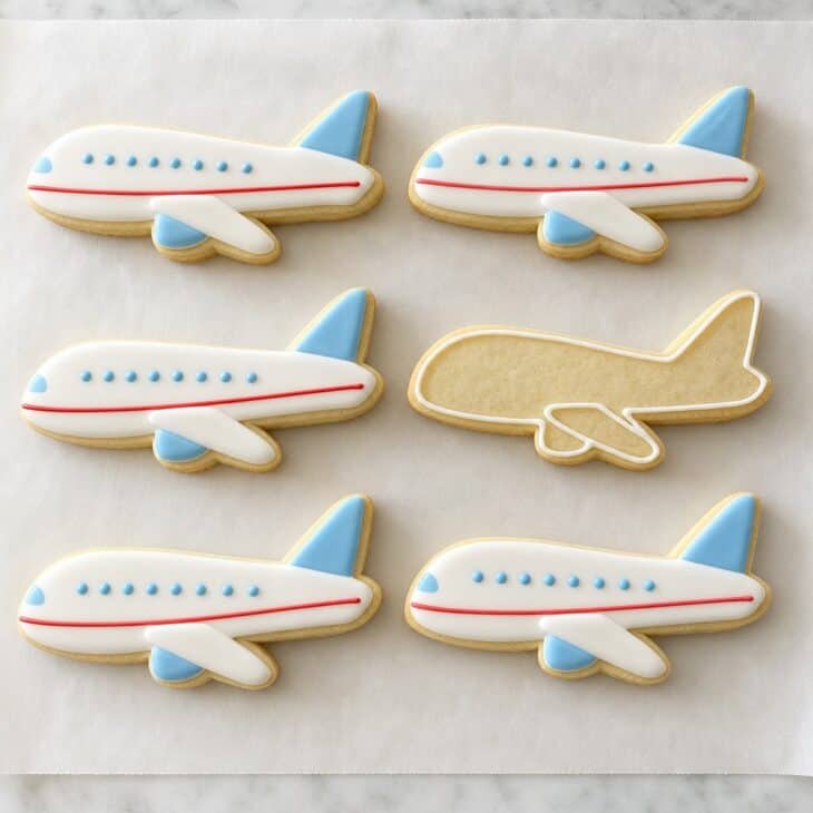 White icing, blue windows and one red stripe make a jet anyone recognizes.