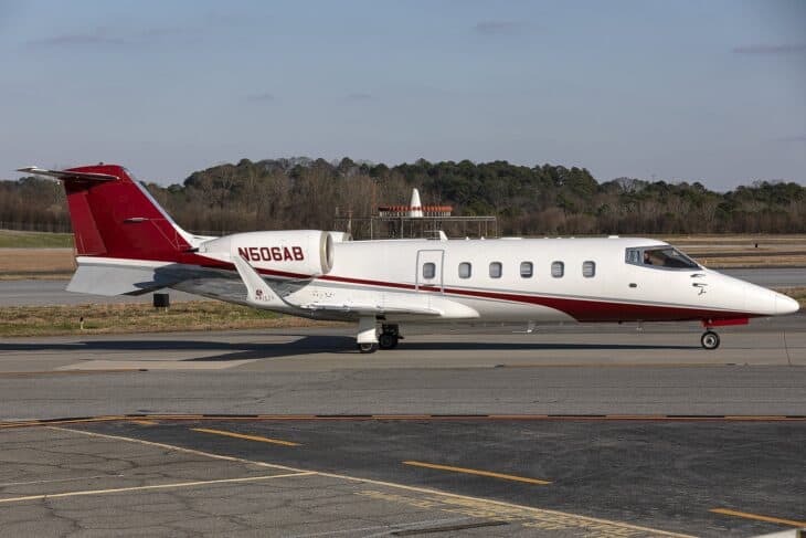 Learjet 60 N506AB taxiing at Peachtree DeKalb
