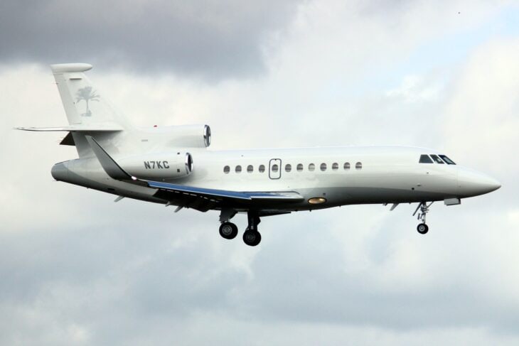 Dassault Falcon 900EX N7KC on approach with gear down