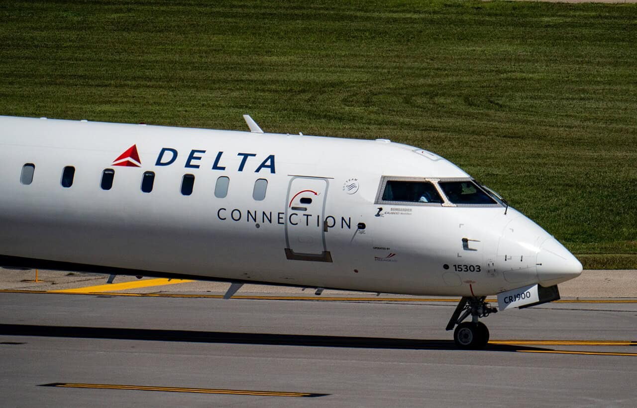 Delta Connection Bombardier CRJ900 N303PQ, operated by Endeavor Air, taxiing at Minneapolis-St. Paul International Airport