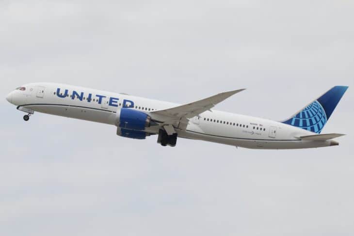 United Boeing 787-9 climbing out of Los Angeles International with gear retracting