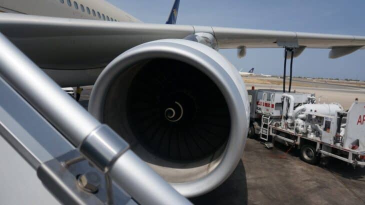 Rolls-Royce Trent 700 engine under the wing of an Airbus A330, seen from a boarding gangway