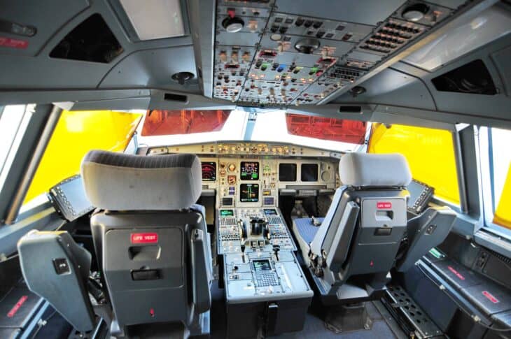 Flight deck of an Airbus A330-200 with the centre pedestal between the two pilot seats