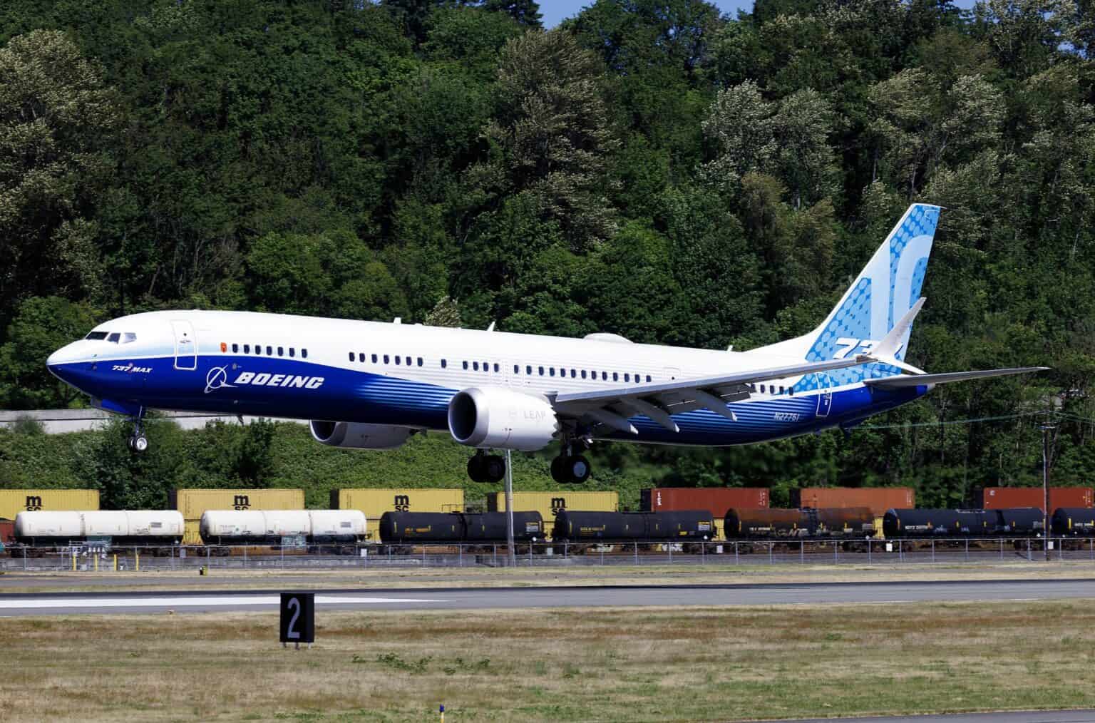 Boeing 737-10 test aircraft N27751 in Boeing house livery on short final