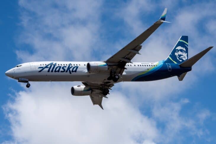 Alaska Airlines Boeing 737-900ER on approach
