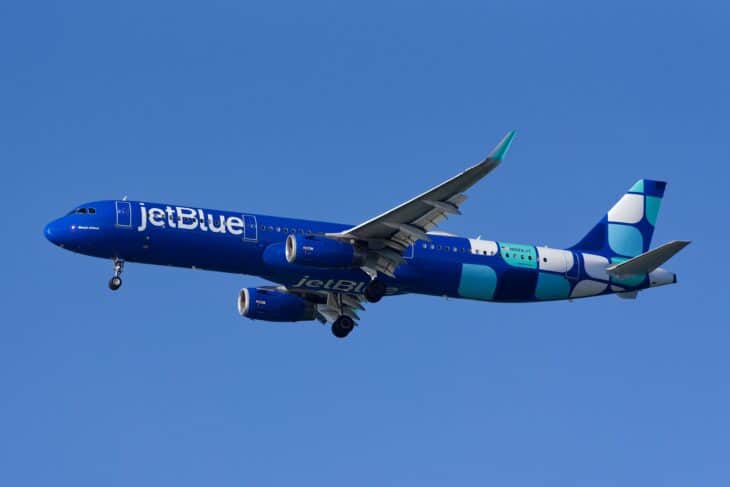 JetBlue Airbus A321 on approach in blue livery