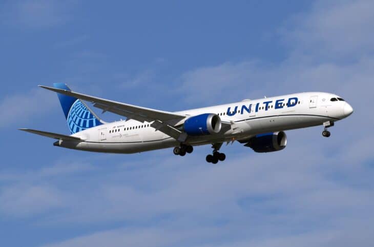 United Airlines Boeing 787-9 Dreamliner on approach