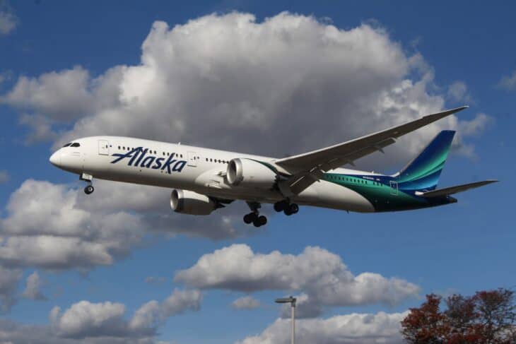 Alaska Airlines Boeing 787-9 N780HA on approach in the new global livery