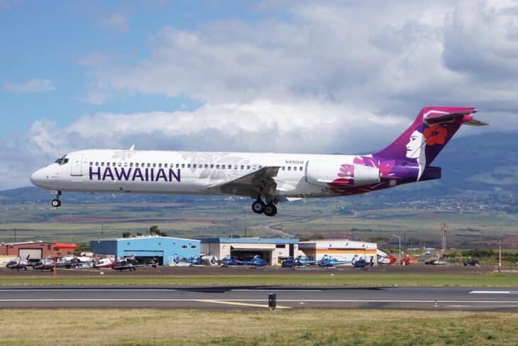 Hawaiian Airlines Boeing 717-200 landing at Kahului