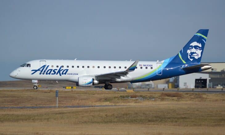 Horizon Air Embraer E175 in Alaska colors taxiing