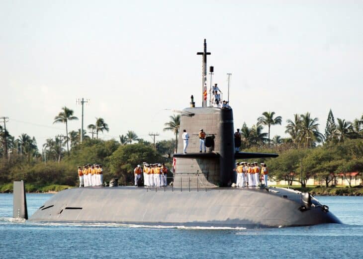 Oyashio-class submarine JS Oyashio (SS-590) with crew on deck