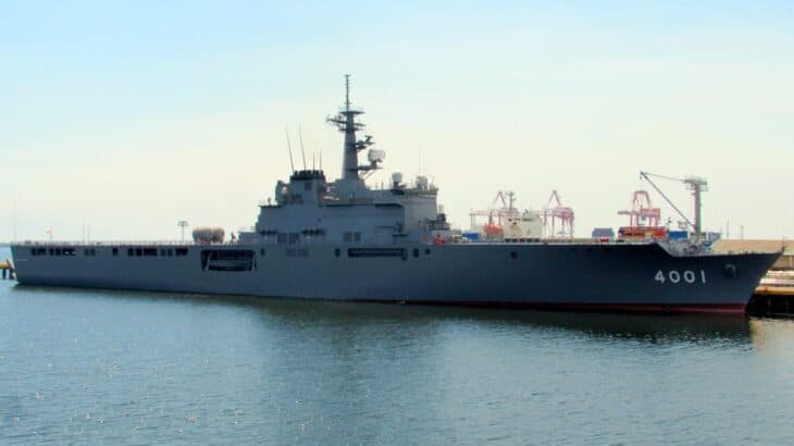 JS Osumi (LST-4001) alongside, seen from the side