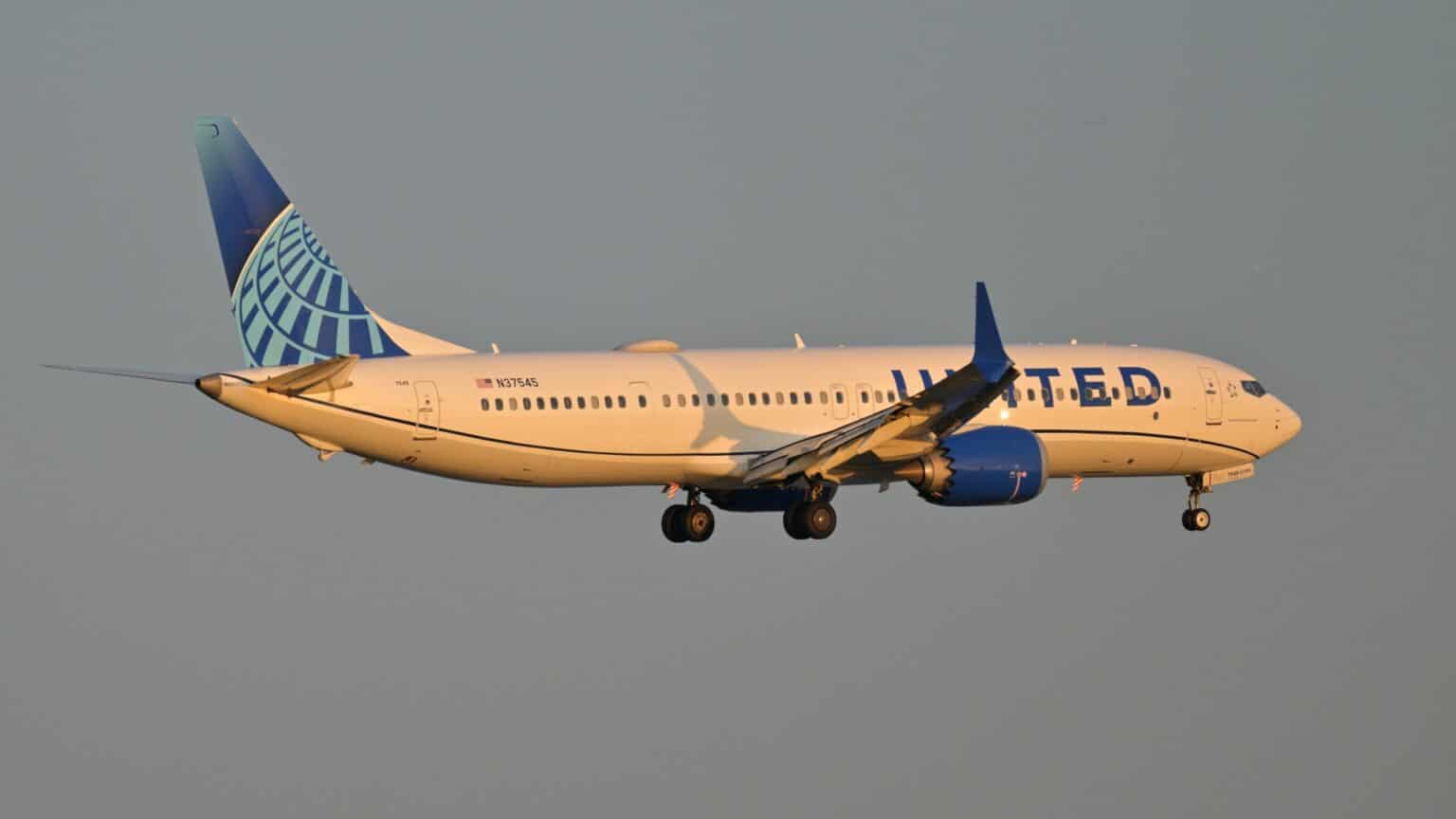 United Airlines Boeing 737-9 MAX in golden evening light on final approach