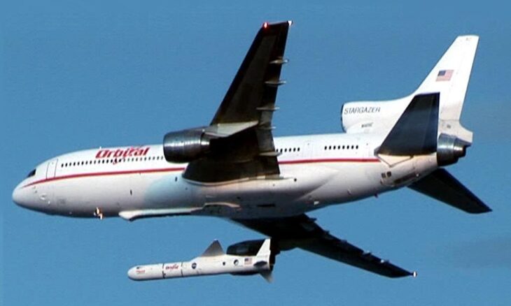 Stargazer L-1011 TriStar banking overhead with a Pegasus rocket slung under its belly