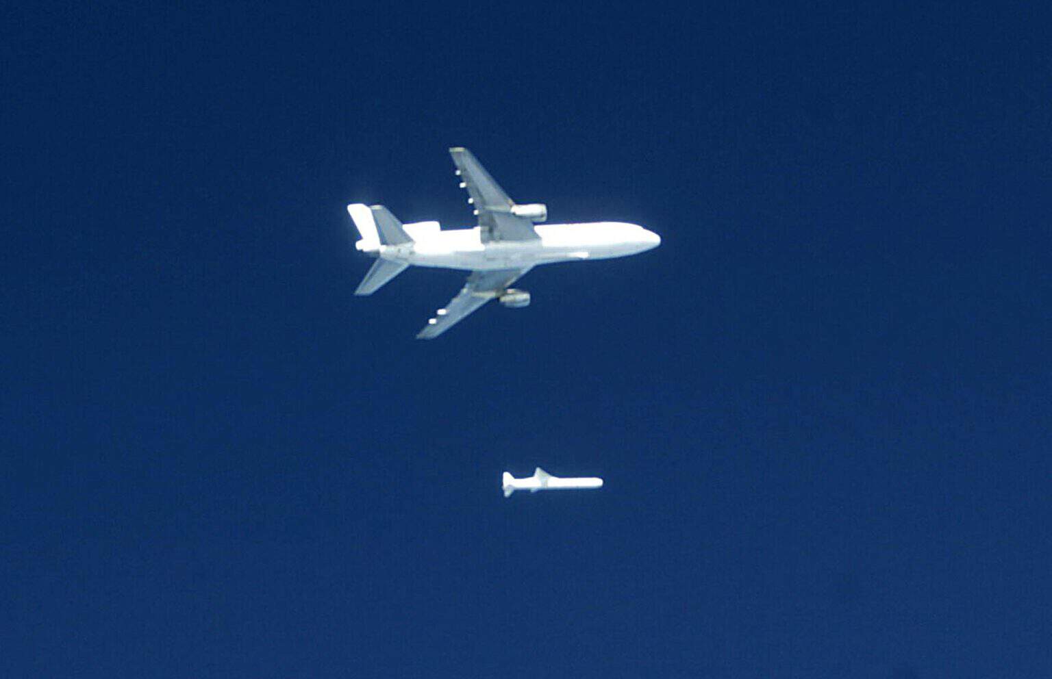 Stargazer L-1011 TriStar high over the Pacific with a Pegasus rocket falling away beneath it after release