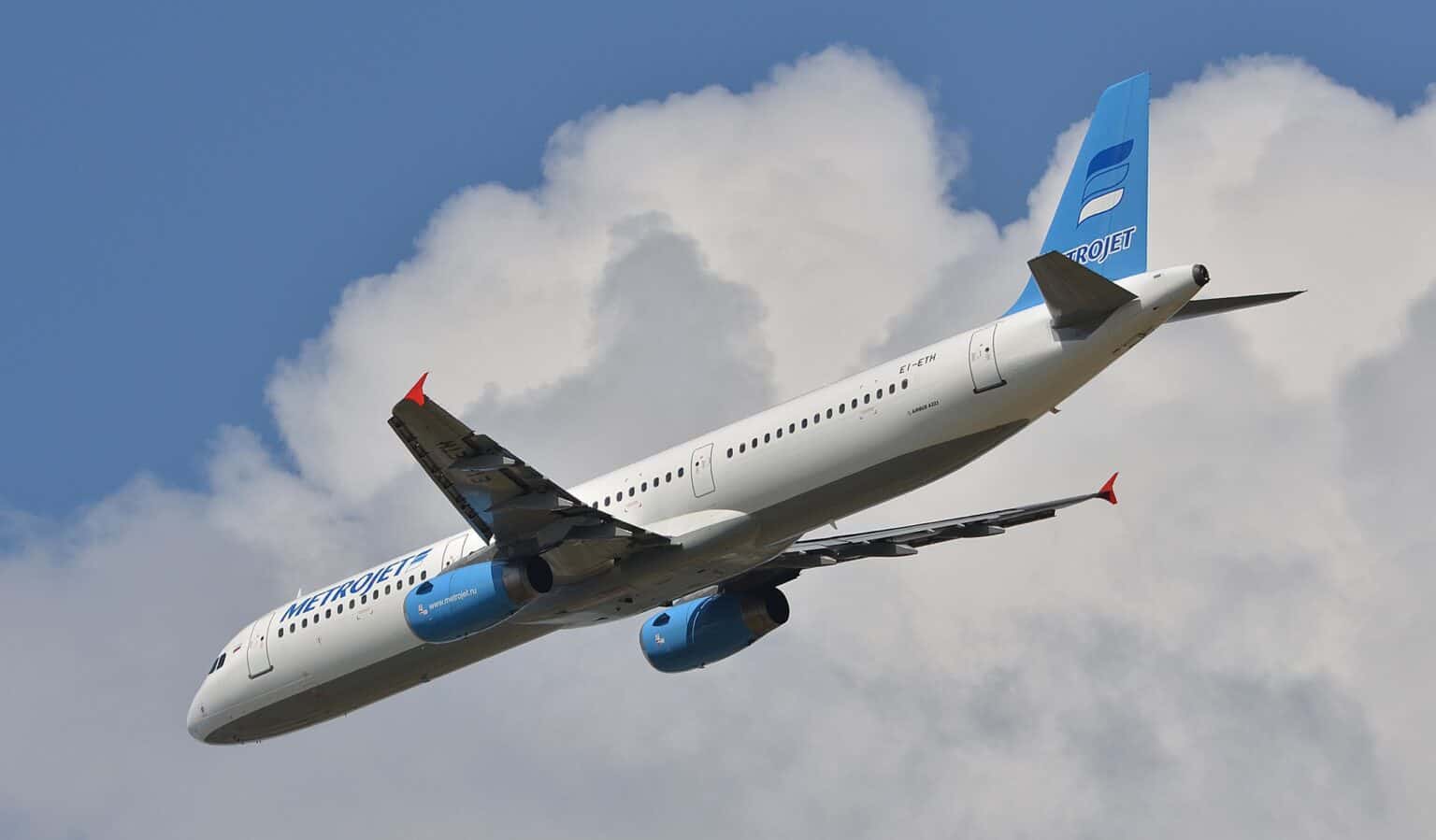 Metrojet Airbus A321-231 EI-ETH, a sister ship of the aircraft lost on Flight 9268, climbing out in the airline's livery