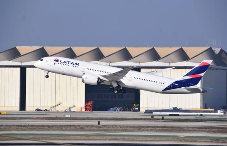 LATAM Airlines Boeing 787-9 CC-BMA taking off at Los Angeles