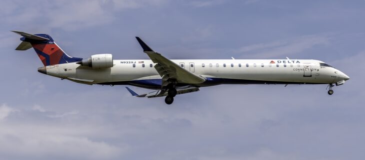 Endeavor Air CRJ-900 in Delta Connection livery on approach