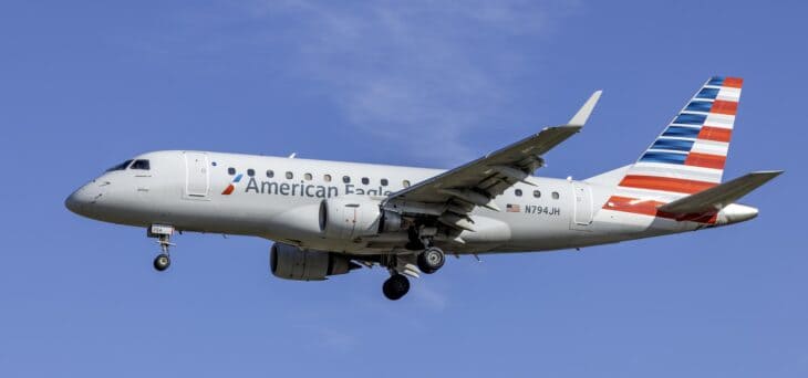 Envoy Air Embraer 175 in American Eagle livery on approach