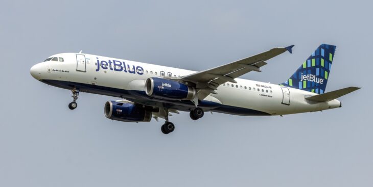 JetBlue Airbus A320 on approach with landing gear down