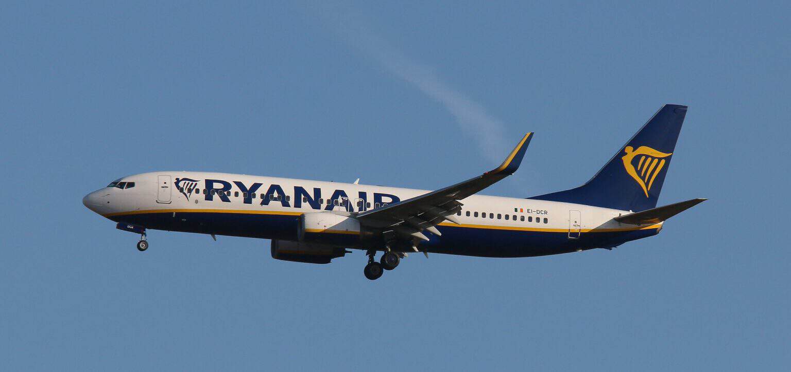 Ryanair Boeing 737-800 EI-DCR on approach with flaps and gear extended