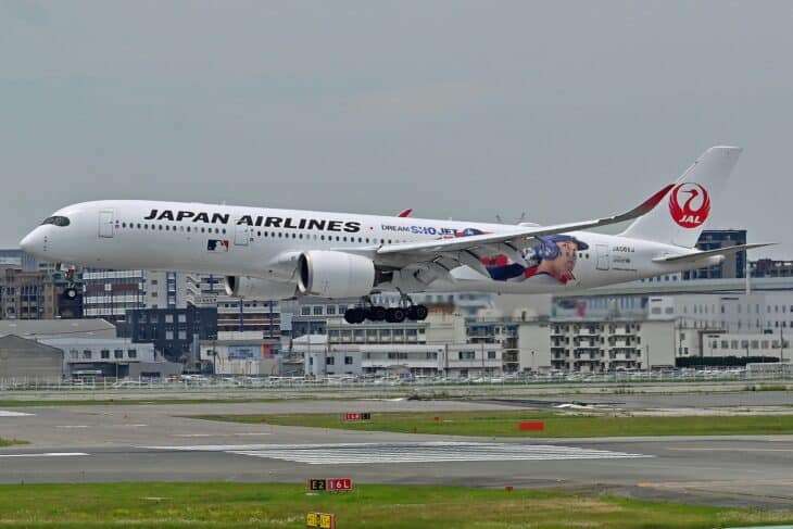 Japan Airlines A350-900 JA08XJ in Ohtani livery landing at Fukuoka