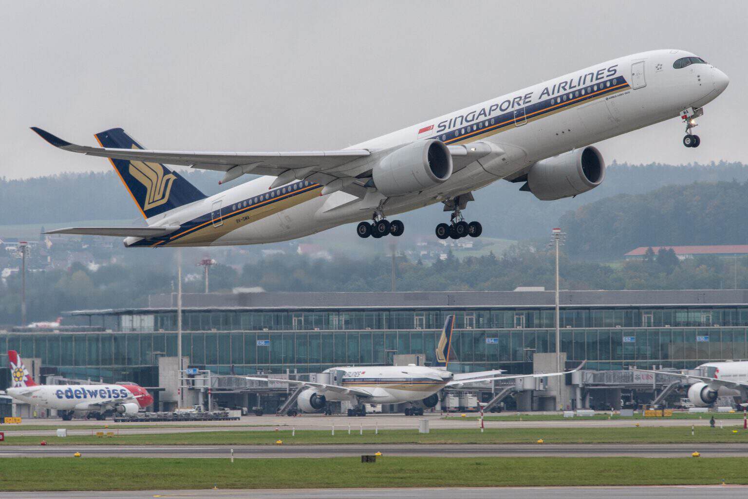 Singapore Airlines Airbus A350-900 9-SMA lifting off from Zurich Airport