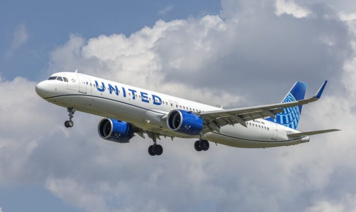 United Airbus A321neo N24513 on approach with landing gear down