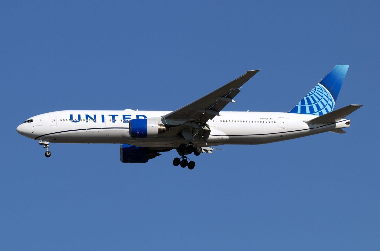 United Airlines Boeing 777-200 N769UA on final approach with landing gear down