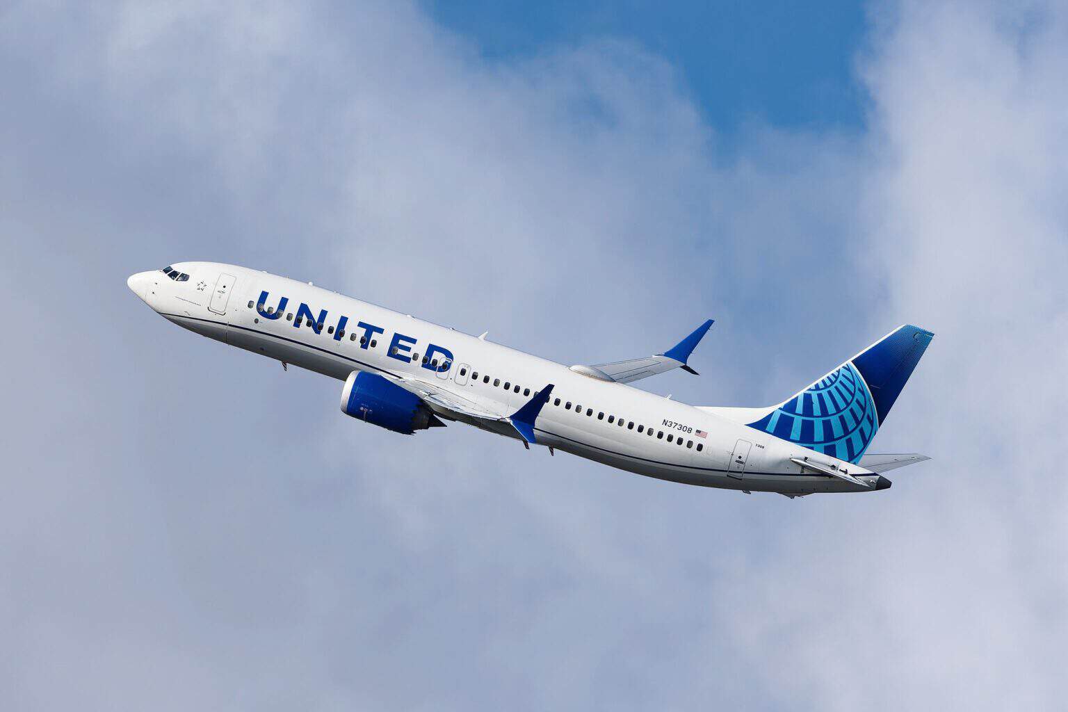 United Airlines Boeing 737 MAX 8 N37308 climbing out of San Francisco