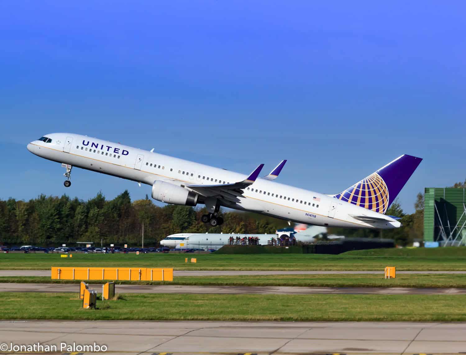 United Airlines Boeing 757-200 N14118 climbing out shortly after takeoff