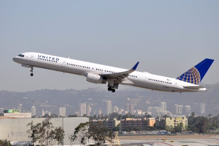 United Airlines Boeing 757 N77865 climbing out over Los Angeles after takeoff