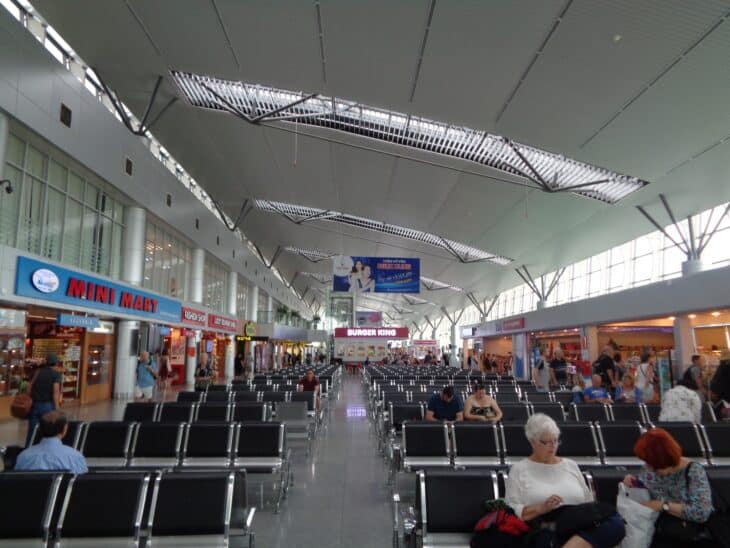 Passenger seating and shops inside the terminal at Da Nang International Airport